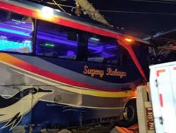 Bus Sugeng Rahayu Tabrak Truk, Tiang Listrik dan Rumah di Sragen